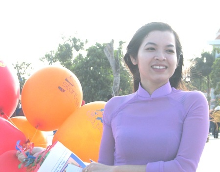 Duyên dáng nữ sinh Bạc Liêu ngày Thơ Việt Nam - 11 Những nữ sinh duyên dáng của ĐH Bạc Liêu trong ngày thi nhân.