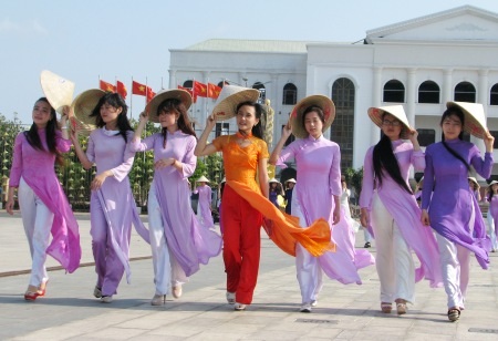 Duyên dáng nữ sinh Bạc Liêu ngày Thơ Việt Nam - 1 Những nữ sinh duyên dáng của ĐH Bạc Liêu trong ngày thi nhân.