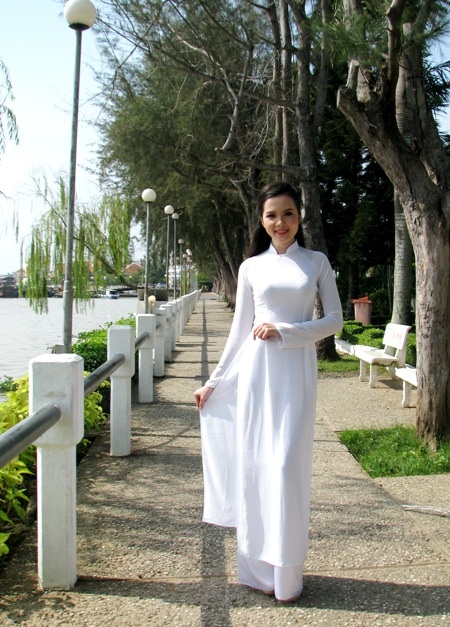 Hoa khôi sinh viên Cần Thơ thướt tha trên bến Ninh Kiều - 1 Trắng tinh khôi trên bến Ninh Kiều...