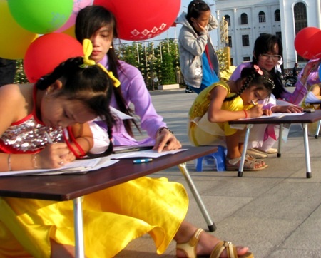 Học sinh sôi nổi thi viết chữ đẹp nhân ngày Thơ Việt Nam - 2 Mỗi em được bố trí một bàn, một ghế để thi tài.