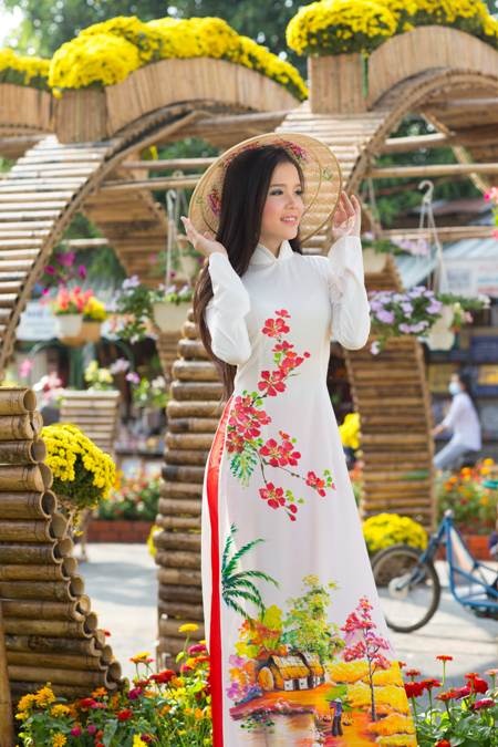 Hoa khôi sinh viên Cần Thơ thướt tha trên bến Ninh Kiều - 9 ...và dịu dàng cùng sắc xuân.