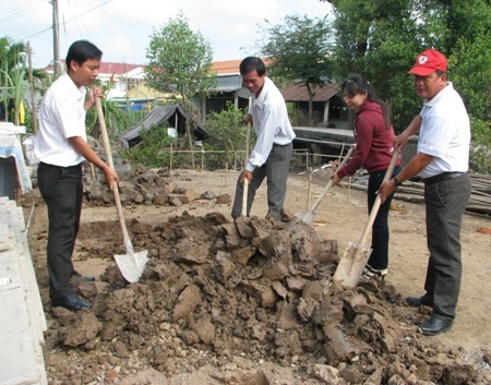 Khởi công xây nhà mới cho gia đình cháu Trần Chí Khang - 3 Đại diện lãnh đạo tỉnh, huyện, xã thực hiện nghi thức khởi công xây nhà.