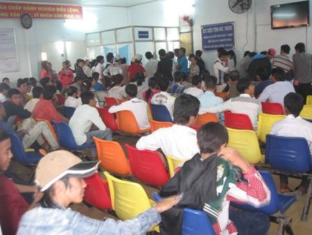 Đổ xô đi làm chứng minh nhân dân ngày đầu năm - 3 ...và bên trong tại cơ quan công an để làm chứng minh nhân dân.
