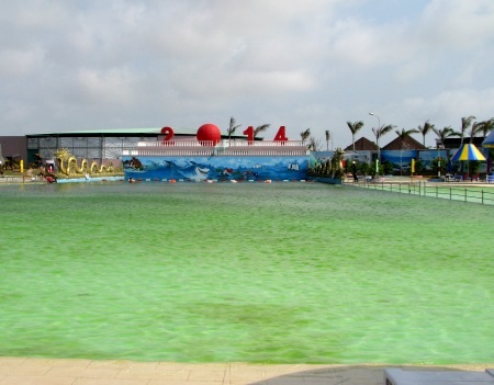 Không gian thoáng mát, nước xanh trong, bốn về lộng gió.