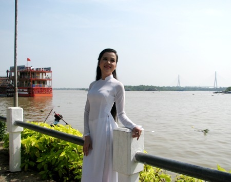 Hoa khôi sinh viên Cần Thơ thướt tha trên bến Ninh Kiều - 2 Trắng tinh khôi trên bến Ninh Kiều...