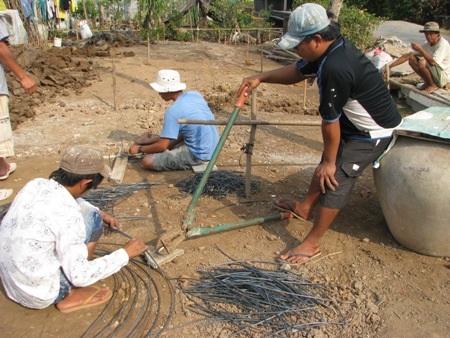 Khởi công xây nhà mới cho gia đình cháu Trần Chí Khang - 4 Các thợ xây bắt tay làm nhà mới ngay sau lễ khởi công. (Ảnh: Huỳnh Hải)