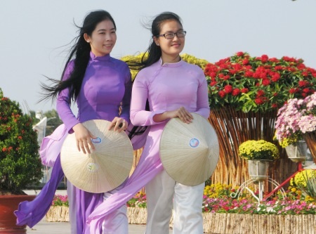 Duyên dáng nữ sinh Bạc Liêu ngày Thơ Việt Nam - 2 Những nữ sinh duyên dáng của ĐH Bạc Liêu trong ngày thi nhân.