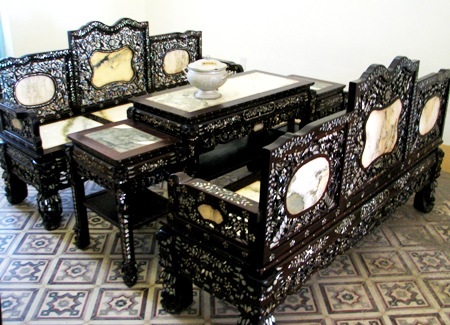 Chiêm ngưỡng những hiện vật giá trị “khủng” của Công tử Bạc Liêu - 4 Bộ trường kỷ trên gian thờ...