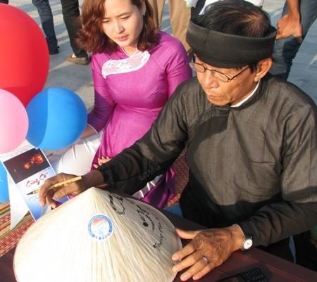 Ông đồ trẻ háo hức viết thư pháp trong ngày Thơ Việt Nam - 5 Hội tụ cả ông Đồ trẻ và ông Đồ già.