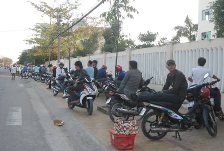 Đổ xô đi làm chứng minh nhân dân ngày đầu năm - 2 Người dân chờ đợi bên ngoài...