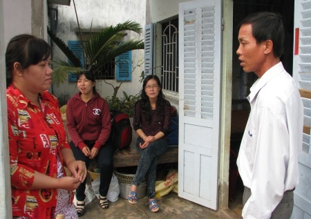 Khởi công xây nhà mới cho gia đình cháu Trần Chí Khang - 1 Đại diện chính quyền địa phương trao đổi với chị Linh trước khi tiến hành khởi công xây nhà.