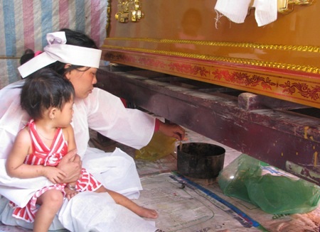 Cha bất ngờ đột tử, hai con nhỏ mịt mờ tương lai - 3 Người vợ trẻ và con thơ thẫn thờ bên quan tài chồng, cha.