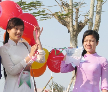 Duyên dáng nữ sinh Bạc Liêu ngày Thơ Việt Nam - 5 Những nữ sinh duyên dáng của ĐH Bạc Liêu trong ngày thi nhân.