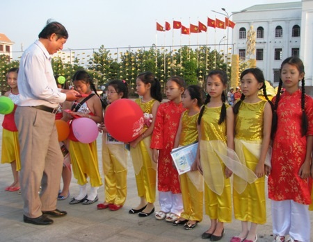 Học sinh sôi nổi thi viết chữ đẹp nhân ngày Thơ Việt Nam - 7 Trao quà cho các em sau phần tranh tài.