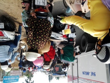 Hàng vạn người đổ về lễ Phật Bà đầu năm - 1 Tuyến đường Cao Văn Lầu ra ngoài Quan Âm Phật Đài luôn đông người xe những ngày đầu năm.