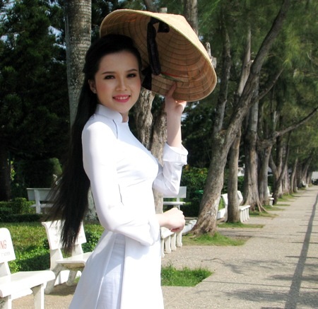 Hoa khôi sinh viên Cần Thơ thướt tha trên bến Ninh Kiều - 4 Trắng tinh khôi trên bến Ninh Kiều...