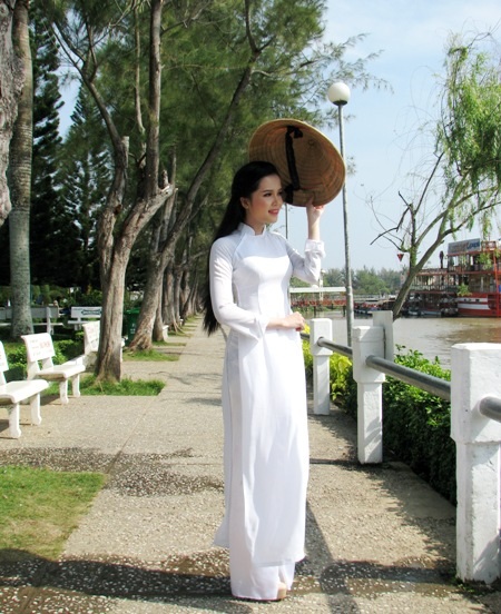 Hoa khôi sinh viên Cần Thơ thướt tha trên bến Ninh Kiều - 6 Trắng tinh khôi trên bến Ninh Kiều...