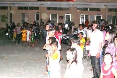 Rất đông người dân hiếu kỳ kéo đến xem vụ cháy.