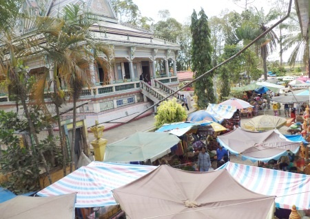 Lối đi vào chùa chen chúc những ô dù, người bán hàng hóa.