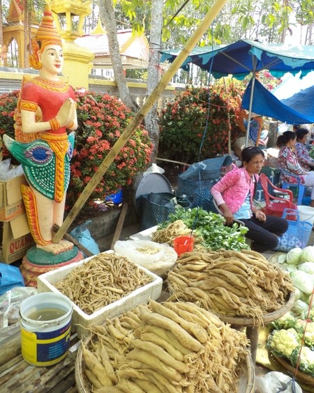 Tượng Phật bị vây bởi đủ loại rau củ quả.