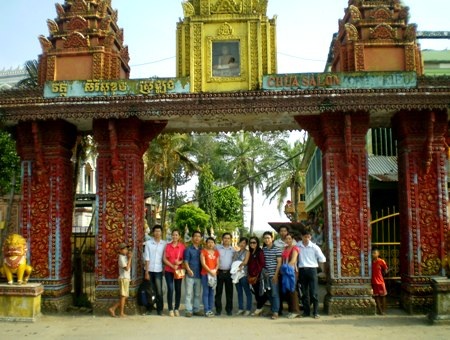 Chùa Chén Kiểu rất thu hút khách tham quan.