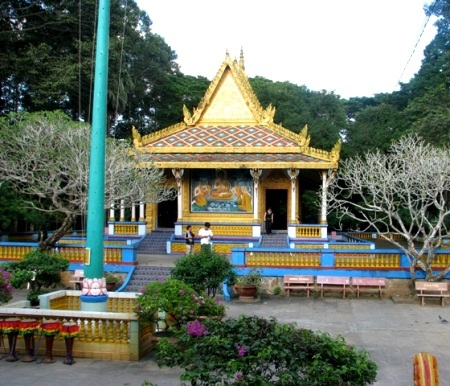 Điểm đến với những ngôi chùa Khmer đặc sắc - 5 Nét đẹp nhiều màu sắc chánh điện chùa Dơi.