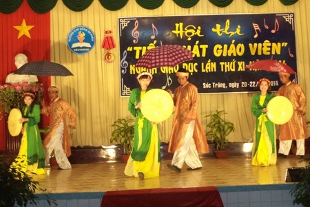 Giáo viên biểu diễn một tiết mục múa hát tại hội thi.