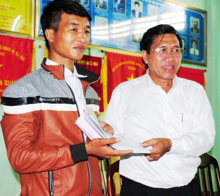 Ông Võ Hoàng Hiệp- Giám đốc Sở LĐ-TB&XH Cà Mau trao tượng trưng tiền tiết kiệm cho Hào Anh.