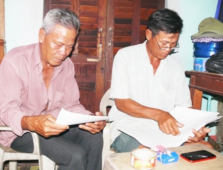 Người dân địa phương đang trình bày bức xúc về vụ việc cán bộ huyện đưa nước mặn vào đất trồng lúa.