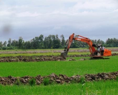 Người dân địa phương đang trình bày bức xúc về vụ việc cán bộ huyện đưa nước mặn vào đất trồng lúa.