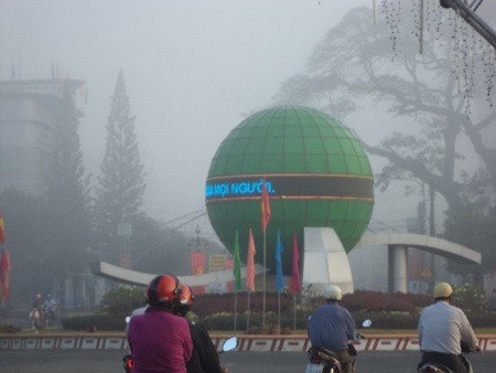 Sương mù xuất hiện dày đặc ở Sóc Trăng sáng ngày 7/2. (Ảnh: Bạch Dương)