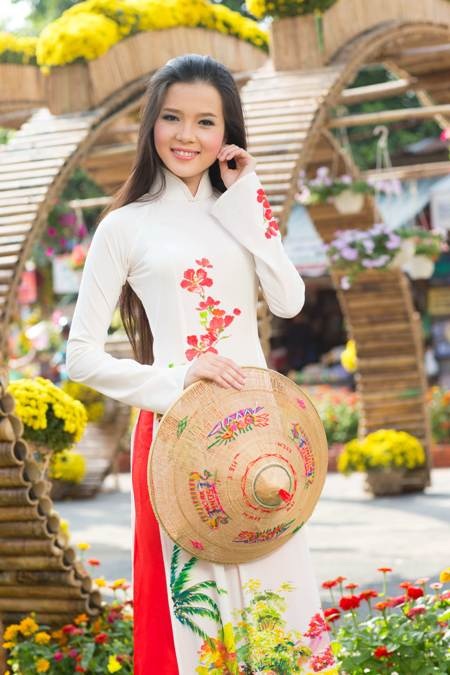 Hoa khôi sinh viên Cần Thơ thướt tha trên bến Ninh Kiều - 11 ...và dịu dàng cùng sắc xuân.
