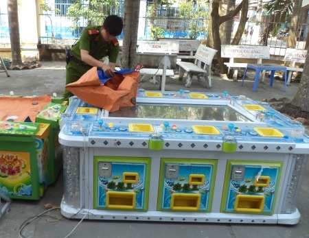 Cảnh báo tình trạng cờ bạc trá hình dưới trò chơi bắn cá - 1 Một máy chơi bắn cá bị Công an TP Sóc Trăng thu giữ.