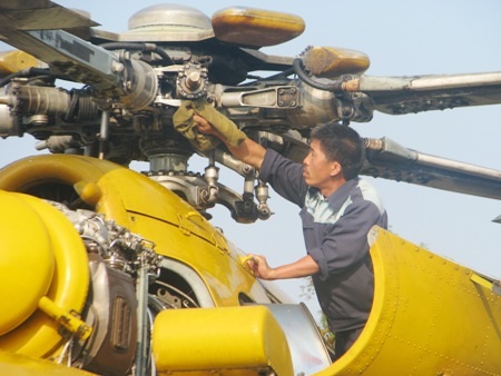 Kiểm tra lại máy bay chờ tiếp tục lên đường.