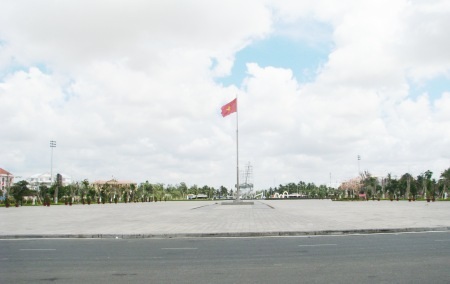 Ngày hội đến gần, công trình phục vụ còn lắm ngổn ngang - 3 Quảng trường Hùng Vương- nơi dự kiến diễn ra lễ khai mạc, bế mạc và một số hoạt động khác...