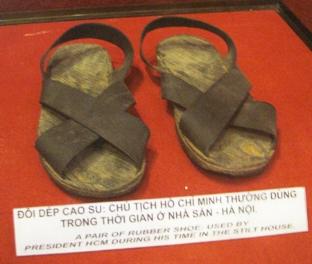 Điểm tham quan du lịch tiêu biểu vùng ĐBSCL năm 2013 - 4 Đôi dép, bộ quần áo thường ngày Bác sử dụng.