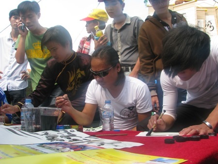 Sôi nổi học sinh xin chữ lấy may mắn thi cử - 4 Các ông đồ tất bật cho chữ.