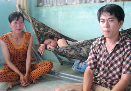 Bé 8 tuổi to khỏe trở nên nguy kịch vì bệnh ung thư máu - 3 Từ lúc con trai mắc bệnh, người mẹ này khắc khổ hơn.