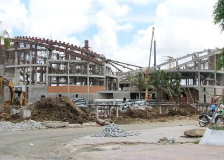 Ngày hội đến gần, công trình phục vụ còn lắm ngổn ngang - 2 ...và công trình đang xây dựng hiện nay.