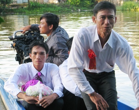 Đám cưới ở sông nước miền Tây - 4 Chú rễ (trái) với gương mặt đầy tâm trạng khi chuẩn bị rước vợ về dinh.