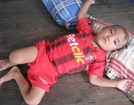 Đắng lòng trước khuôn mặt lanh lợi của cậu bé "ngồi cũng bị ngã" - 3 Từ ngày bị tai nạn, cậu bé Đầy chỉ có thể nằm quặt quẹo trong sự chăm sóc của cha.