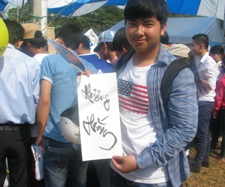 Sôi nổi học sinh xin chữ lấy may mắn thi cử - 5 Một học sinh khoe chữ xin được từ các ông đồ trong ngày hội.