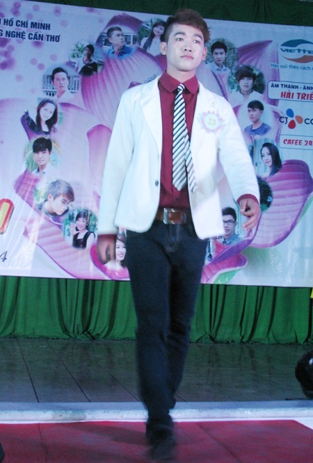 Phần thi diễn tự tin của một số thí sinh trong đêm chung kết.