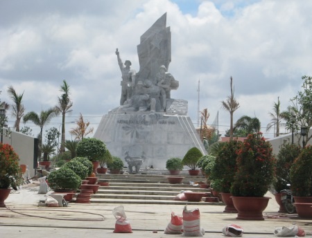 Ngày hội đến gần, công trình phục vụ còn lắm ngổn ngang - 5 Tượng đài sự kiện Mậu Thân đang dần hoàn thiện.