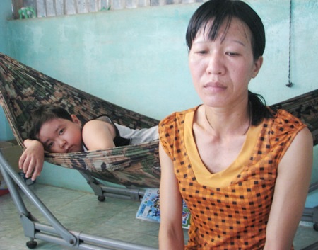 Bé 8 tuổi to khỏe trở nên nguy kịch vì bệnh ung thư máu - 2 Từ lúc con trai mắc bệnh, người mẹ này khắc khổ hơn.