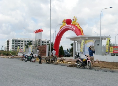 Ngày hội đến gần, công trình phục vụ còn lắm ngổn ngang - 7 Tượng đài sự kiện Mậu Thân đang dần hoàn thiện.