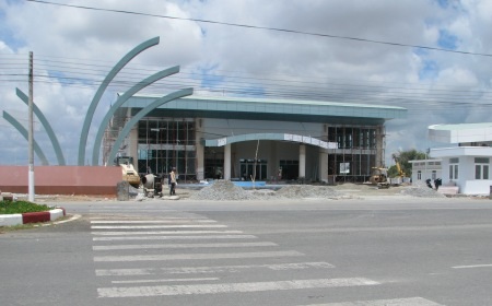 Ngày hội đến gần, công trình phục vụ còn lắm ngổn ngang - 8 Trung tâm Hội chợ- triển lãm còn ngỗn ngang cát đá. (Ảnh: Huỳnh Hải)