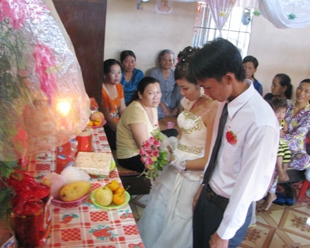 Đám cưới ở sông nước miền Tây - 8 ...và đứng chờ đến giờ G để được vào nhà rước dâu.