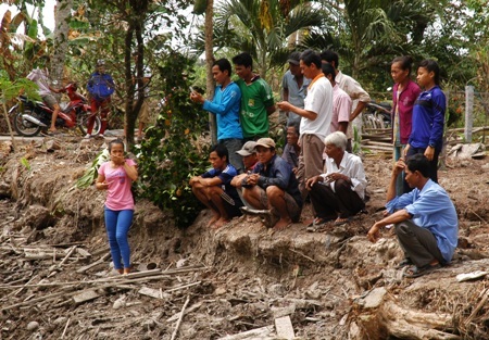 Mấy ngày qua, nhiều người hiếu kỳ kéo đến xem quả bom