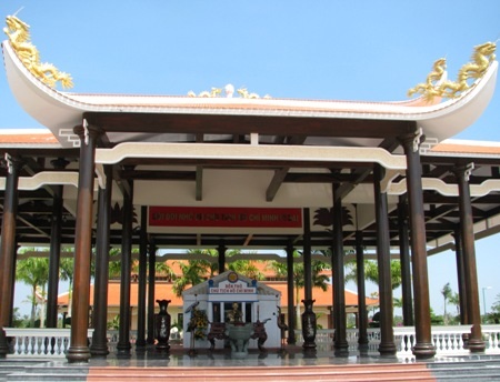 Điểm tham quan du lịch tiêu biểu vùng ĐBSCL năm 2013 - 1 Khuôn viên đền thờ trang trọng nhưng xanh tươi thoáng mát.